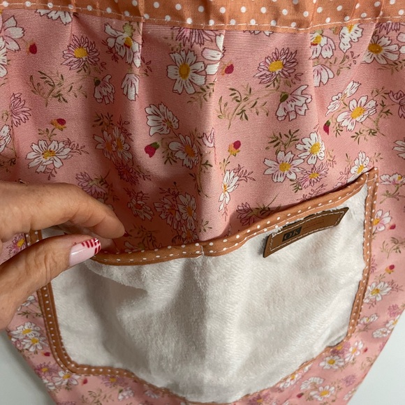 Adorable Floral Pink Apron with Pockets BNWOT - Picture 4 of 7